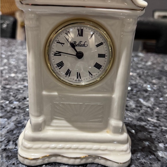 🕰️ ✨ Vintage Belleek Irish Porcelain Mantel Clock — Timeless Elegance! ✨ - Picture 3 of 16